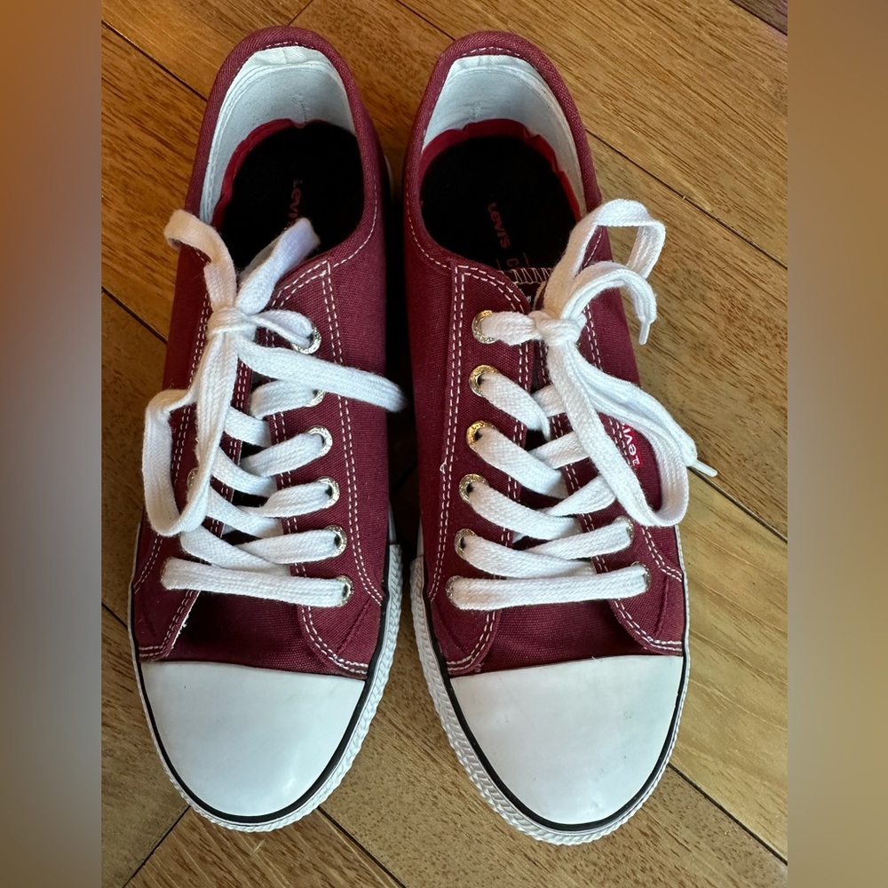 Levi’s comfort burgundy low top sneakers in very good condition